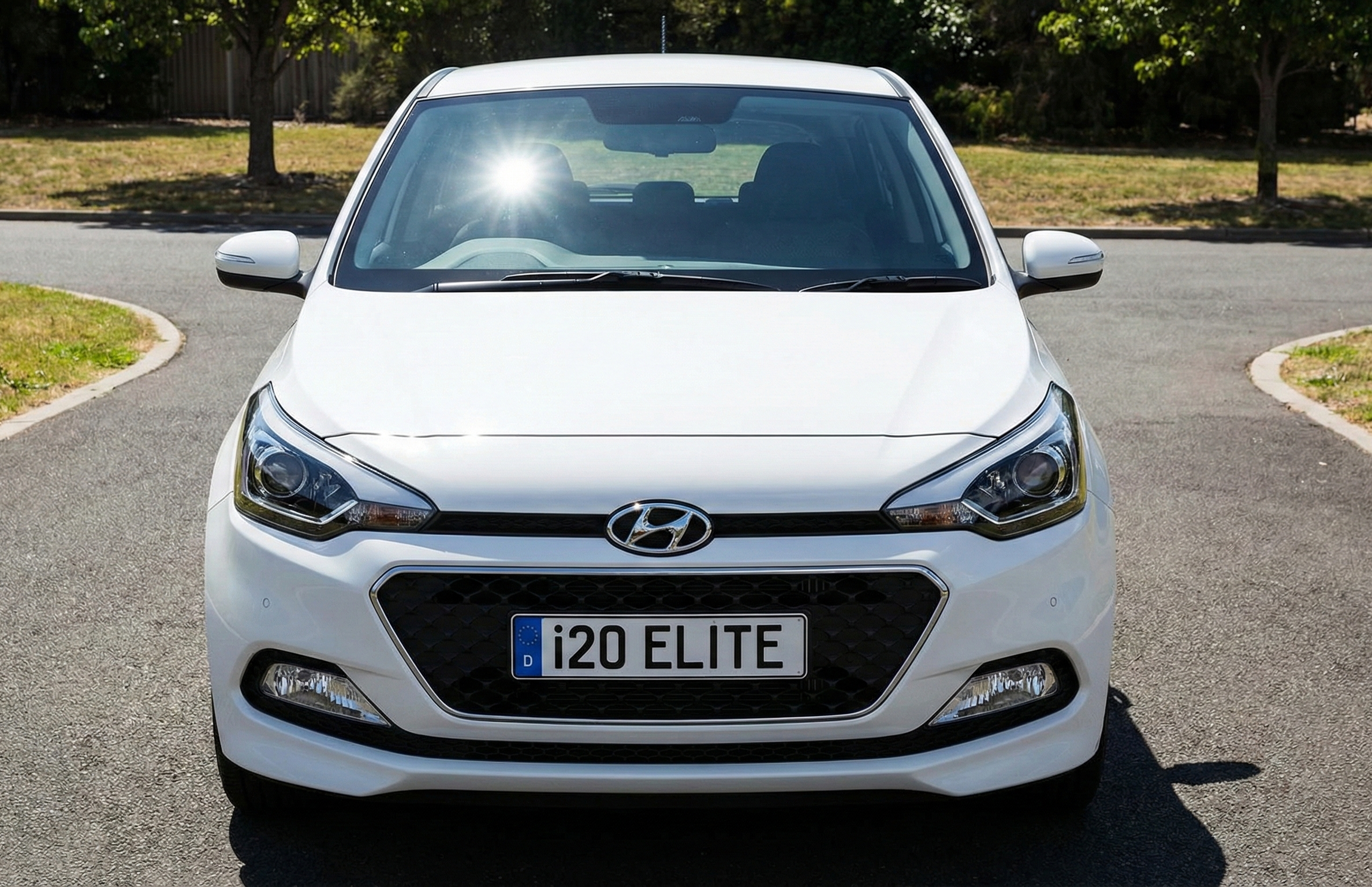 Hyundai i20 Elite white front view